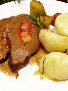 Una foto de Colita de Cuadril rellena con papas y boniato al horno