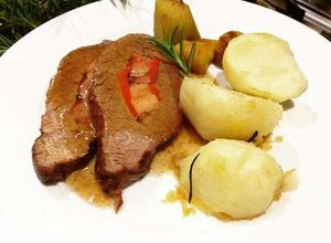Una foto de Colita de Cuadril rellena con papas y boniato al horno