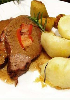 Una foto de Colita de Cuadril rellena con papas y boniato al horno