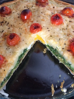 Una foto de Pastel de espinacas y champiñones con puré de papas