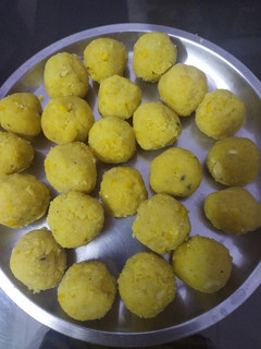 वाटलेल्या हरभरा डाळीचे लाडू (watlelya harbhara daliche ladoo recipe in marathi) रेसिपी चे मुख्य फोटो