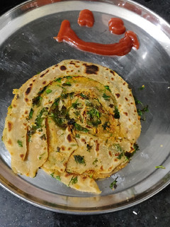 કોથમીર ગારલીક લચ્છા પરાઠા(Garlic coriander lachcha paratha recipe In Gujarati) રેસીપી મુખ્ય ફોટો