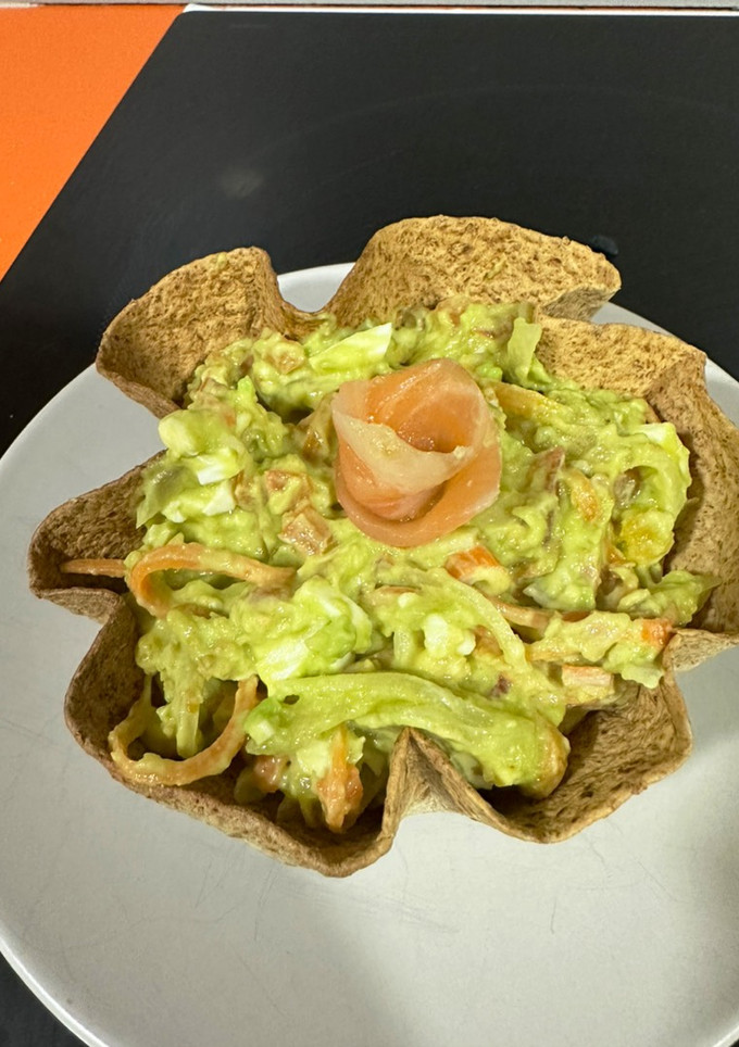 Una foto de Tacos en flor con ensalada de aguacate