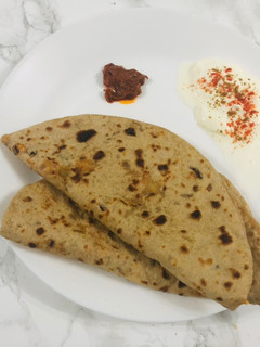 A picture of Paneer potato paratha.