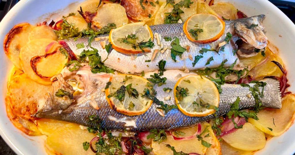 lubinas-de-raci-n-al-horno-con-patatas-panadera-receta-de-maria