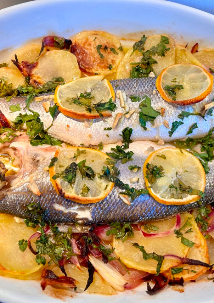 Una foto de Lubinas de ración al horno con patatas panadera