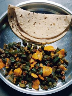 कुरकुरी आलू भिंडी और रोटी (Kurkuri aloo bhindi aur roti recipe in Hindi) रेसिपी मुख्य फोटो