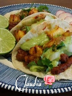 Una foto de Tacos de carne al pastor(adobada)🌹