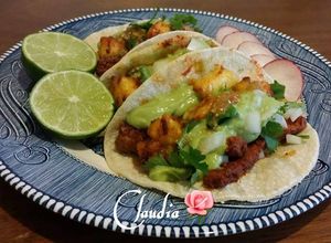 Una foto de Tacos de carne al pastor(adobada)🌹