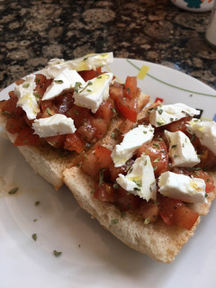 Una foto de Tostadas con tomate y queso fresco🍅