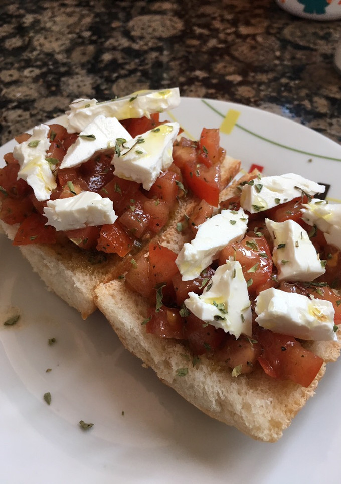 Una foto de Tostadas con tomate y queso fresco🍅