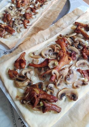 Una foto de Pizza blanca de setas