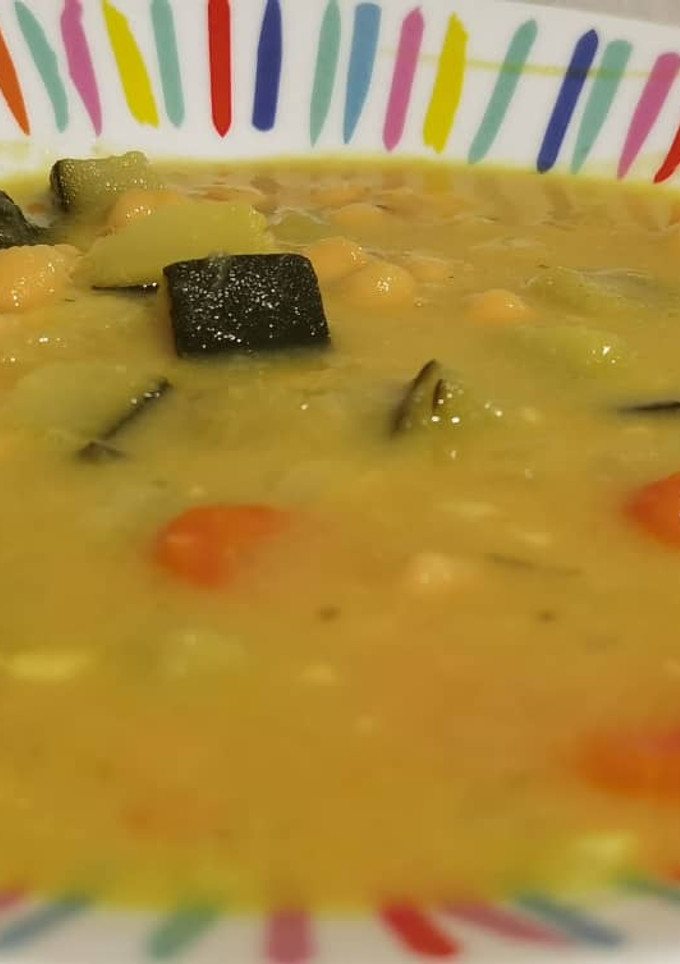 Una foto de Sopa de Zanahoria y calabacín con garbanzos