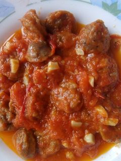 Una foto de Riquísima salsa de tomate con trozos de butifarra