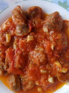Una foto de Riquísima salsa de tomate con trozos de butifarra