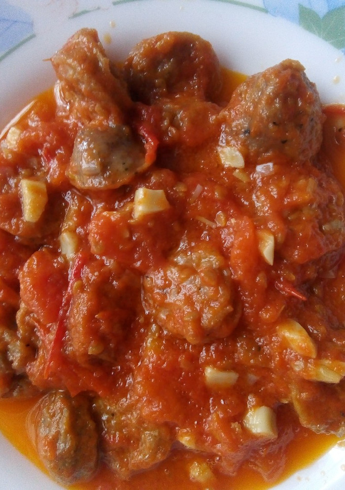 Una foto de Riquísima salsa de tomate con trozos de butifarra