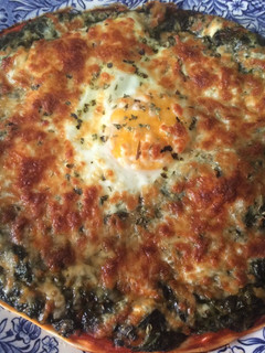 Una foto de Pizza de espinacas y huevo🍕