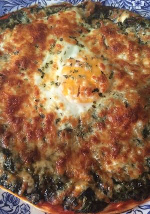 Una foto de Pizza de espinacas y huevo🍕