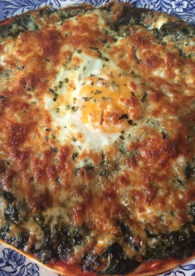 Una foto de Pizza de espinacas y huevo🍕