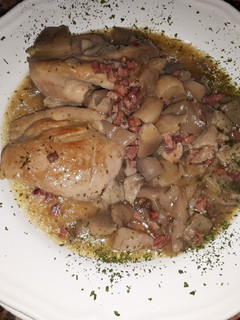 Una foto de Pollo con salsa de jamón y setas a la cerveza