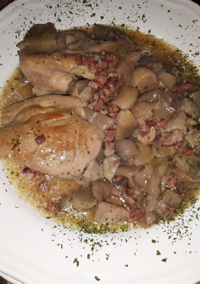 Una foto de Pollo con salsa de jamón y setas a la cerveza