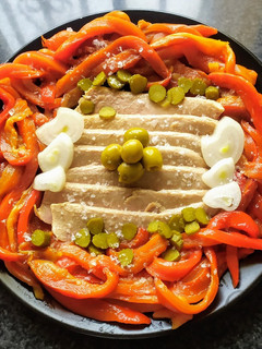 Una foto de Ensalada de pimientos y ventresca de atún en aceite