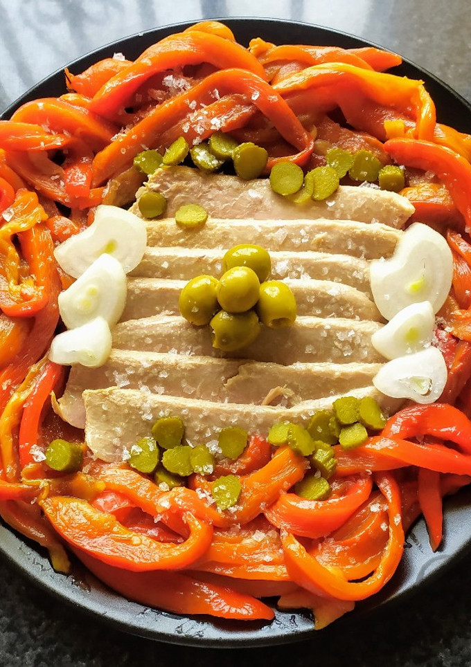 Una foto de Ensalada de pimientos y ventresca de atún en aceite