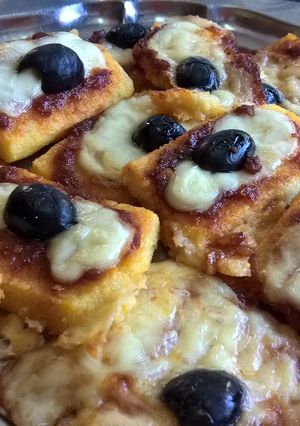 Una foto de Pizzetas de polenta y salsa barbacoa casera