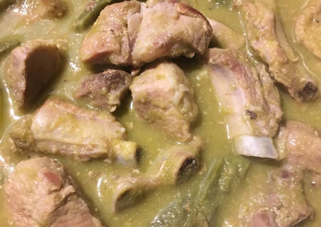 Costillas de puerco con nopales en salsa verde