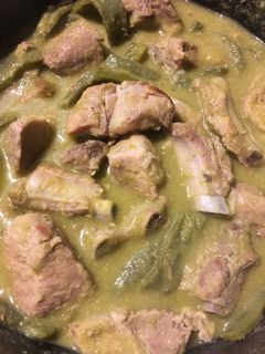 Una foto de Costillas de puerco con nopales en salsa verde