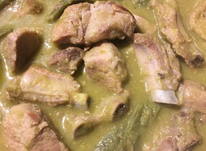 Una foto de Costillas de puerco con nopales en salsa verde