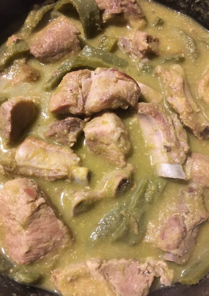 Una foto de Costillas de puerco con nopales en salsa verde