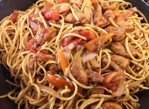 Una foto de Tallarín saltado con pollo