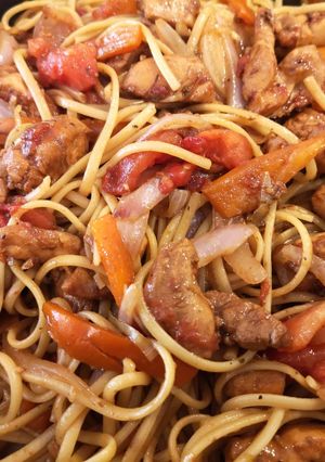 Una foto de Tallarín saltado con pollo