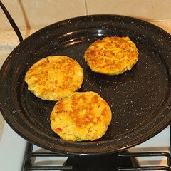 A picture of Salmón and tofu pattie.