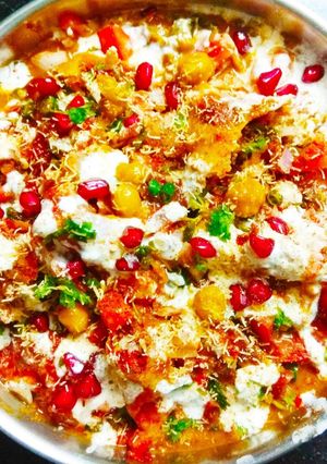A picture of Chana Samosa Chaat.