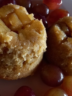 Una foto de Muffins invertidos de manzana y avena