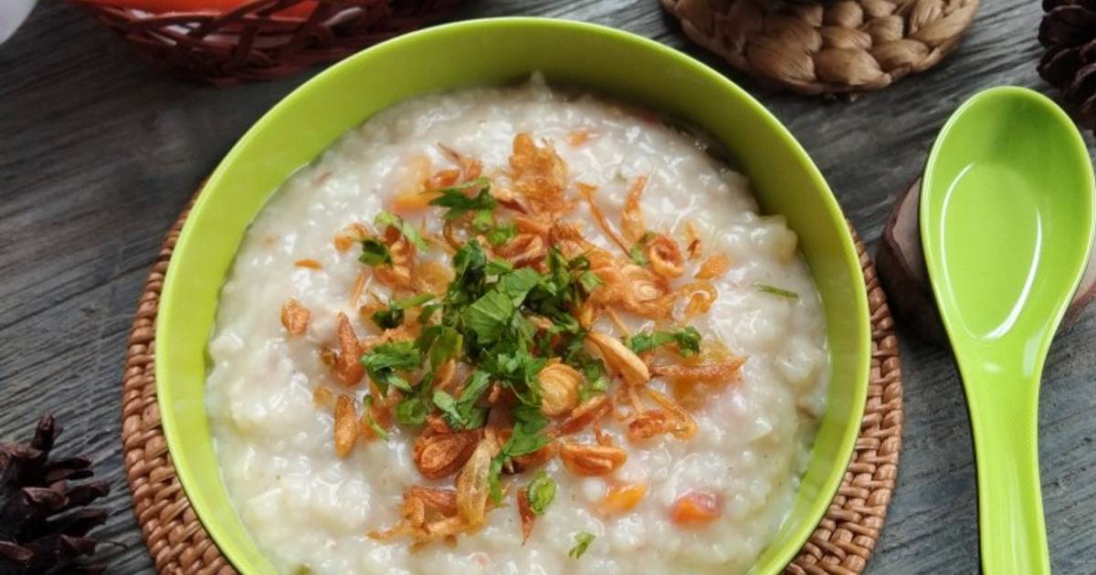 Bubur Manado Tinutuan dengan bahan pelengkap