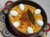 معكرونة بالتونة مع صلصة الطماطم والجزر