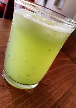 Una foto de Agua de pepino y limón