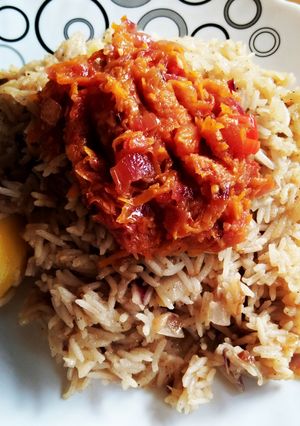 A picture of Pilau with pilipili wa kukaanga.