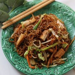 A picture of Stir fry egg noodles with tofu 🥢.