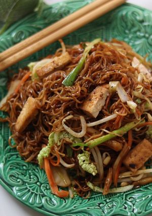 A picture of Stir fry egg noodles with tofu 🥢.