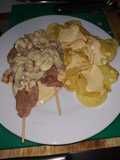 Brochetas de secreto con salsa de Cheddar