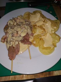 Una foto de Brochetas de secreto con salsa de Cheddar