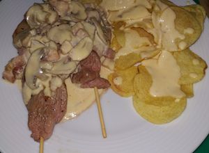 Una foto de Brochetas de secreto con salsa de Cheddar