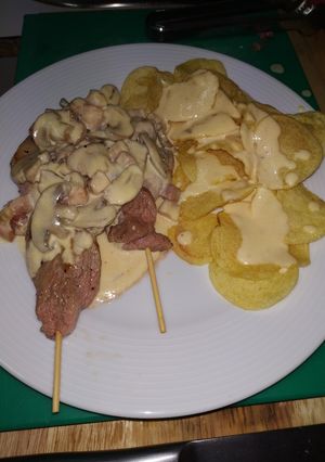 Una foto de Brochetas de secreto con salsa de Cheddar