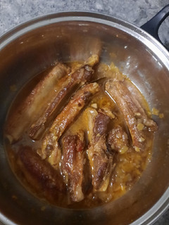 Una foto de Costillas de Cerdo en salsa de Vino Blanco
