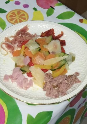 Foto principal de Verduras a 1/2 cocción con virutas de embutido y queso curado