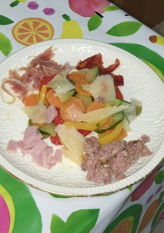 Una foto de Verduras a 1/2 cocción con virutas de embutido y queso curado
